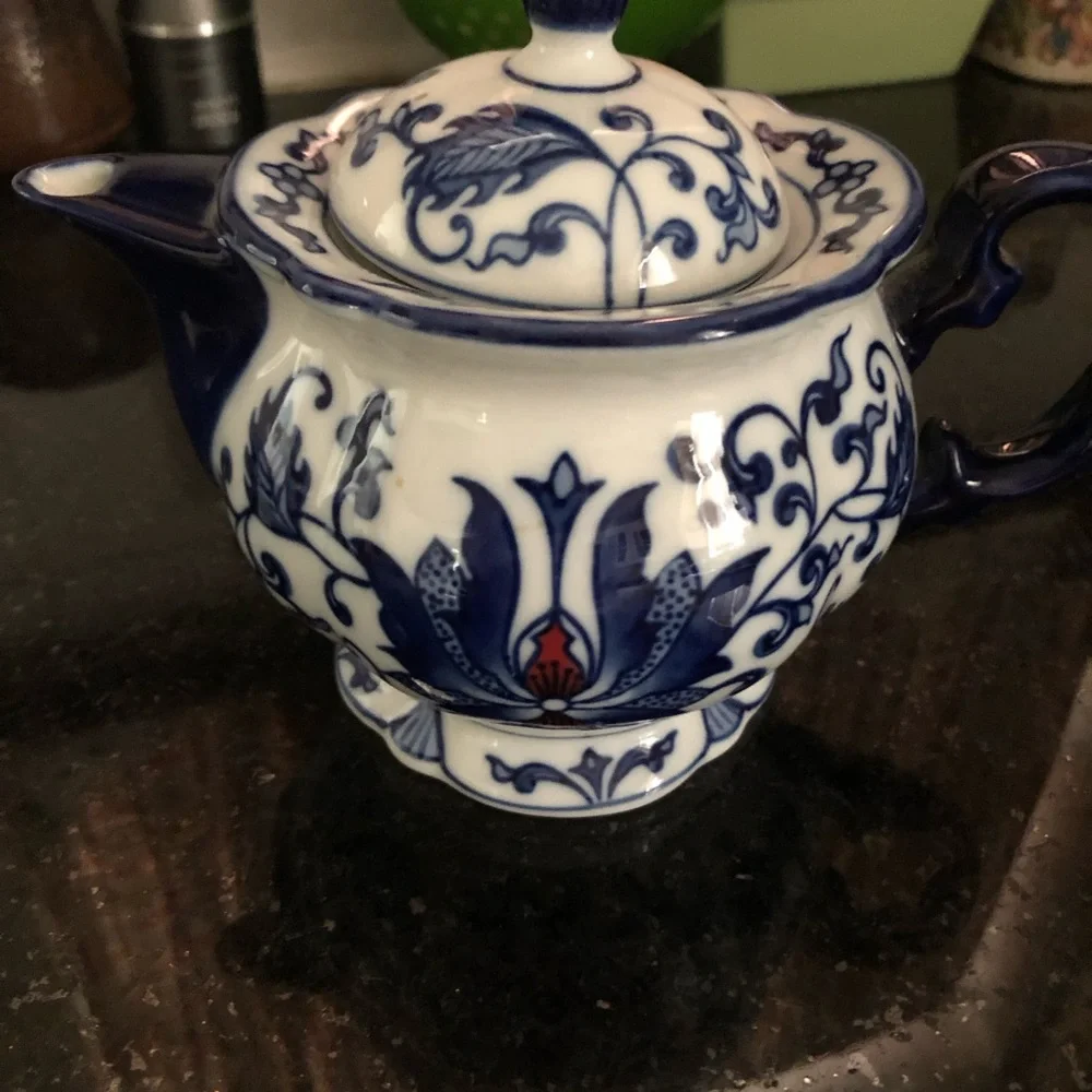 Beautiful Bombay&Co. Blue and White teapot vintage with floral print. - Picture 6 of 8